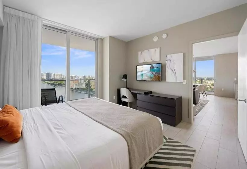 Hyde Beach House Waterway