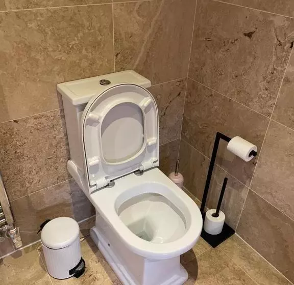 Majatalo Brackfield House