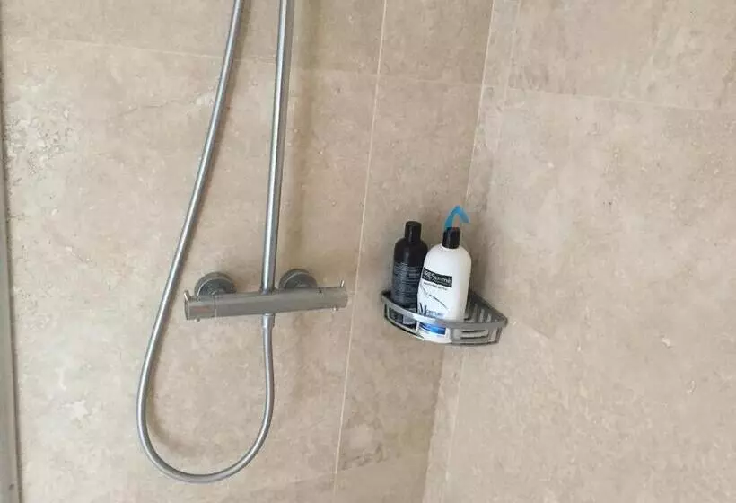 Majatalo Brackfield House