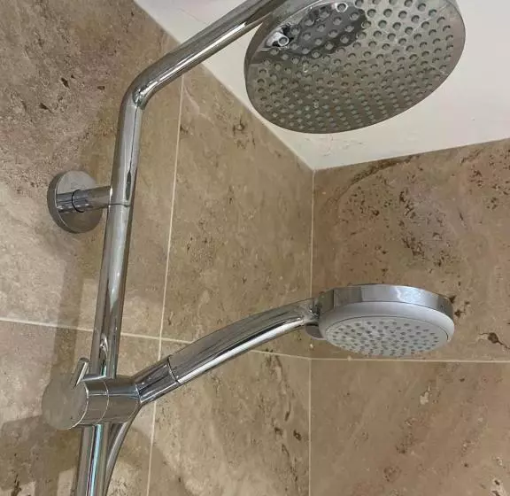 Majatalo Brackfield House