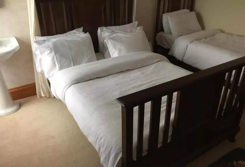 Majatalo Brackfield House