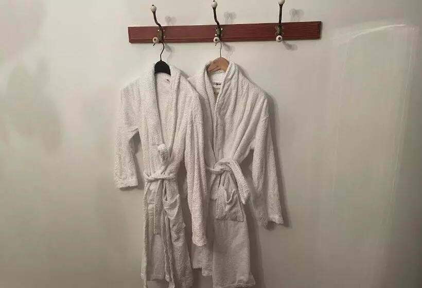 Majatalo Brackfield House