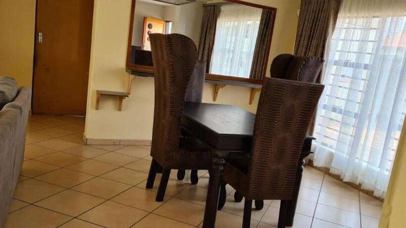 Pension (Hôtel basse catégorie) Moy Invest Holdings Bohlale