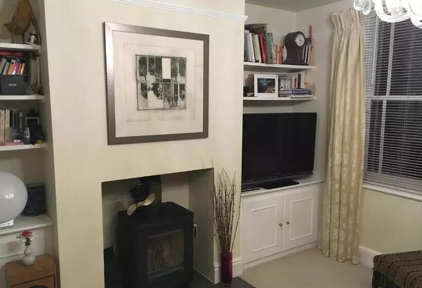 ベッドアンドブレックファースト Tranquil, Luxurious Double Bedroom, En Suite, Cosy Private Lounge, Woodburner & Your Own Front Door