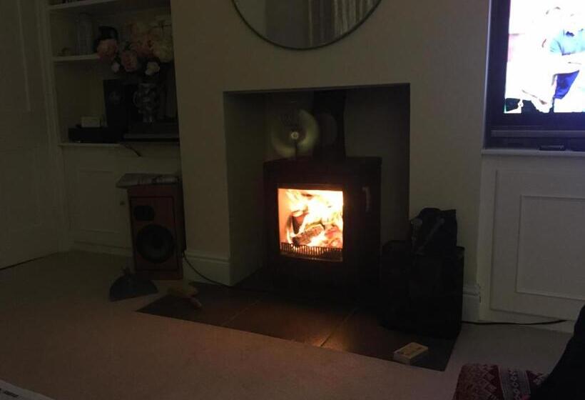 צימר Tranquil, Luxurious Double Bedroom, En Suite, Cosy Private Lounge, Woodburner & Your Own Front Door