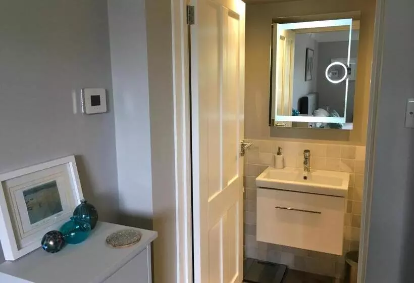 ベッドアンドブレックファースト Tranquil, Luxurious Double Bedroom, En Suite, Cosy Private Lounge, Woodburner & Your Own Front Door