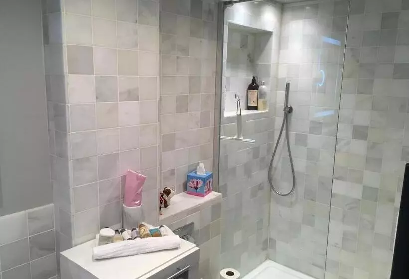 ベッドアンドブレックファースト Tranquil, Luxurious Double Bedroom, En Suite, Cosy Private Lounge, Woodburner & Your Own Front Door