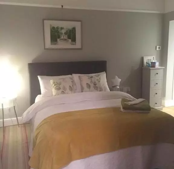 ベッドアンドブレックファースト Tranquil, Luxurious Double Bedroom, En Suite, Cosy Private Lounge, Woodburner & Your Own Front Door