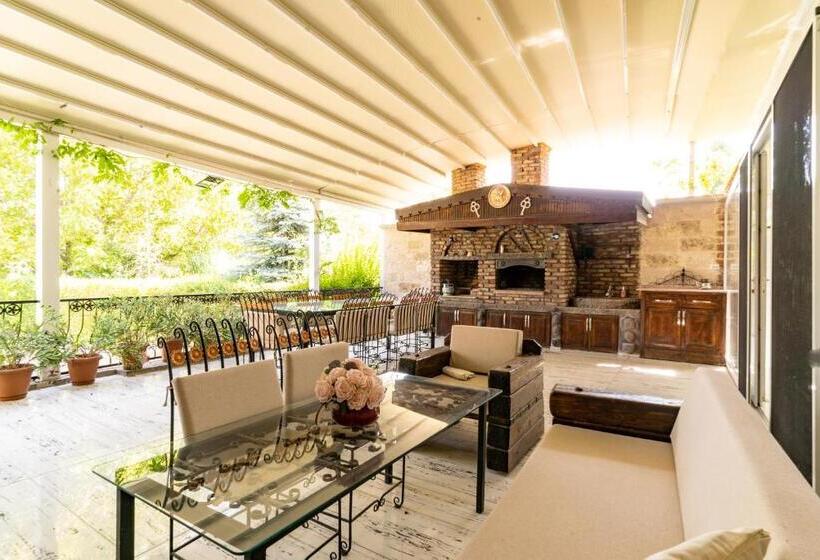 Отель Deluxe Villa With Pool