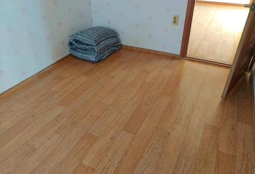 פנסיון Gimhae Guest House