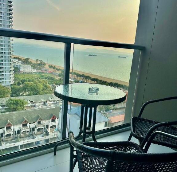 Resort Beachfront Jomtien   Pattaya Smile