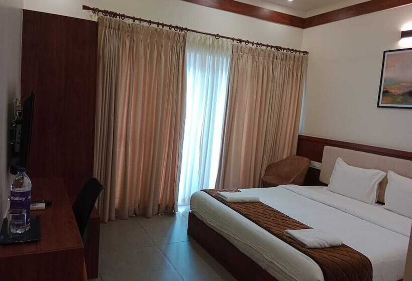 בית מלון כפרי Royalton Residency