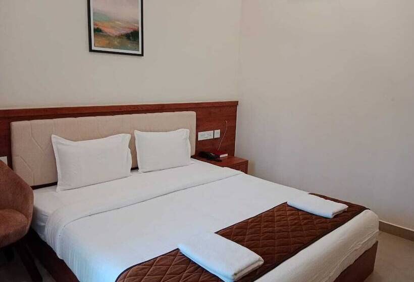 בית מלון כפרי Royalton Residency