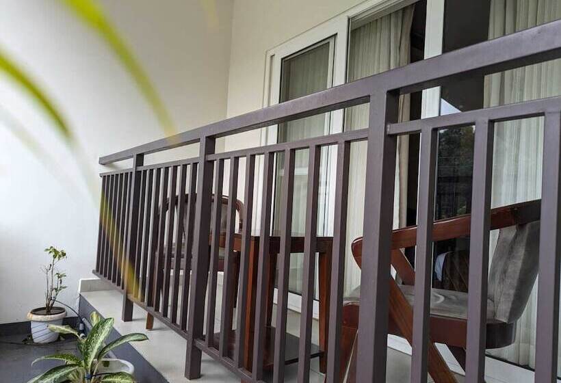 בית מלון כפרי Royalton Residency