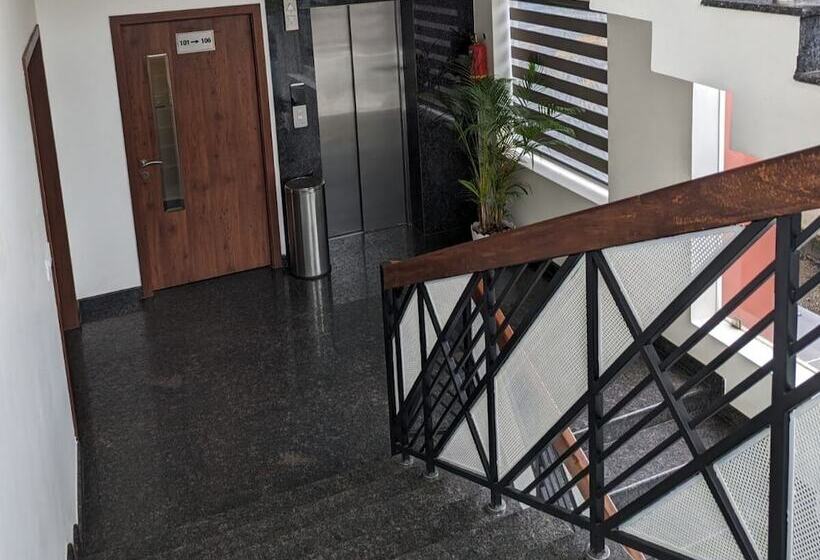 בית מלון כפרי Royalton Residency