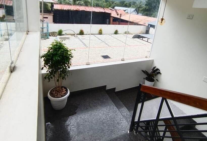 בית מלון כפרי Royalton Residency