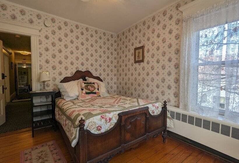 פנסיון Blooming Inn