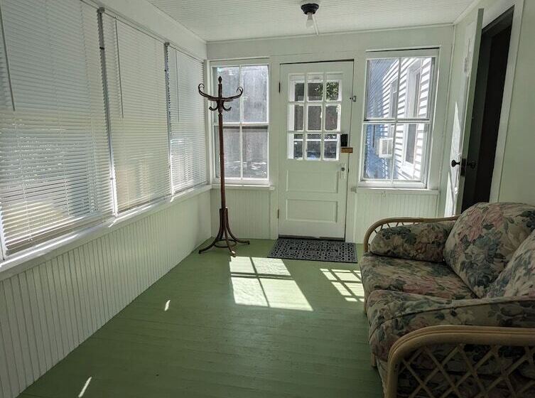 פנסיון Blooming Inn