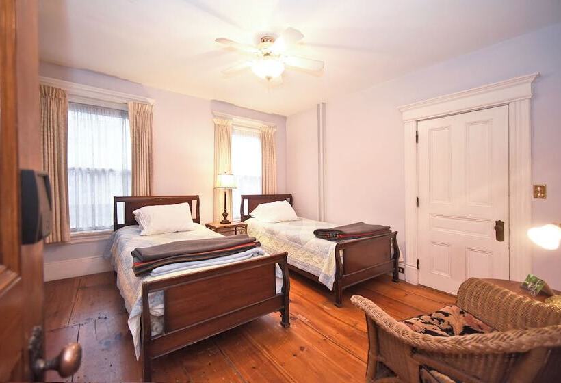 פנסיון Blooming Inn