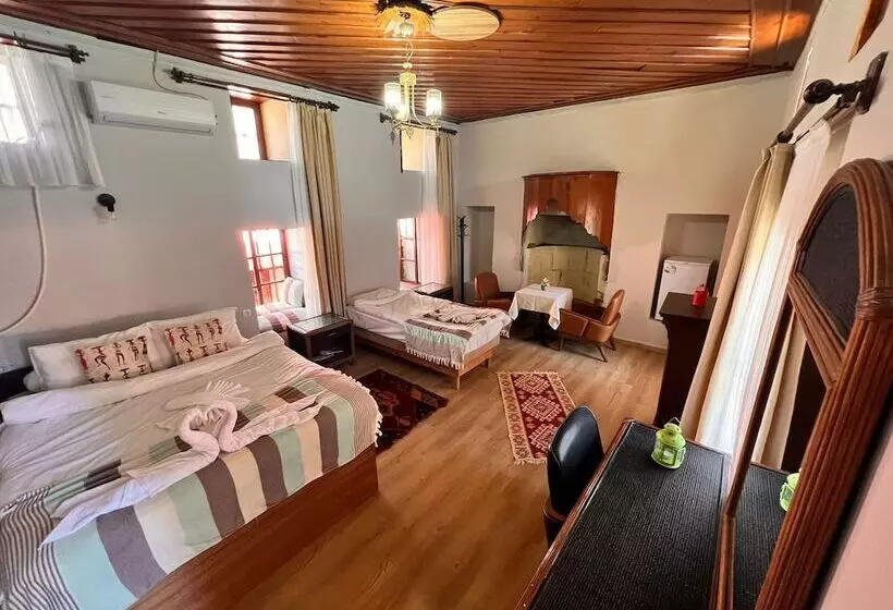 Majatalo Tarihi Sarı Konak