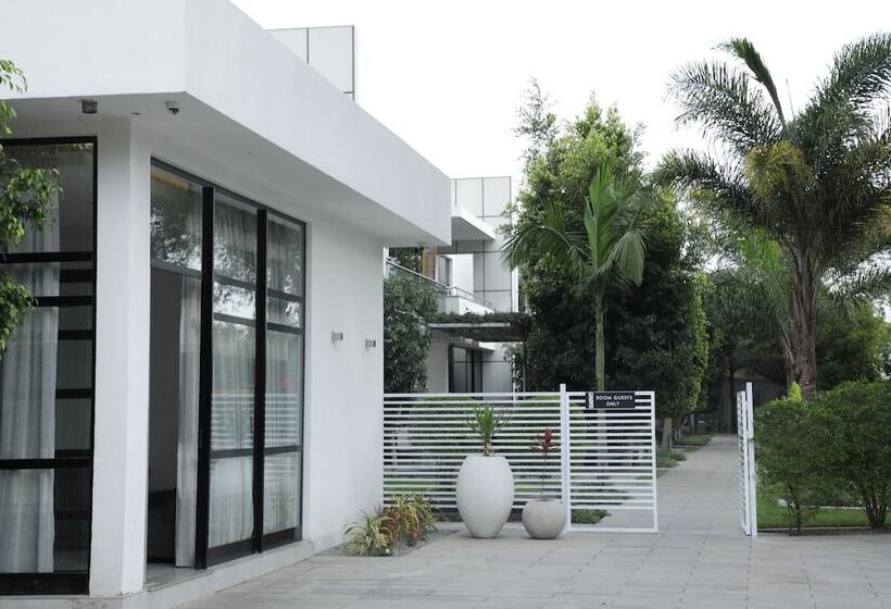 هتل Villa Alpha International