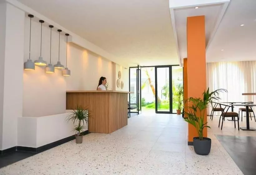 Hotelli Village By The Sea