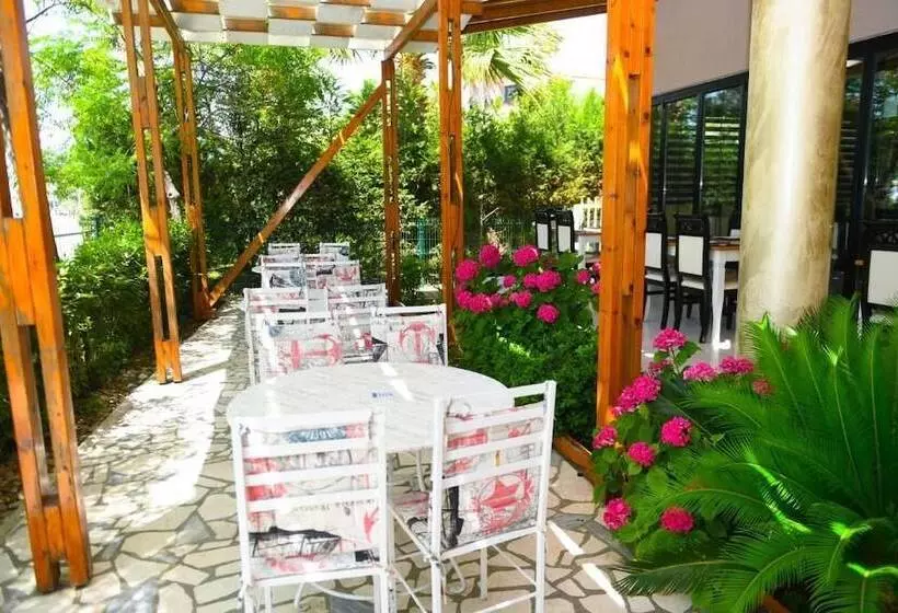 Hotelli Village By The Sea