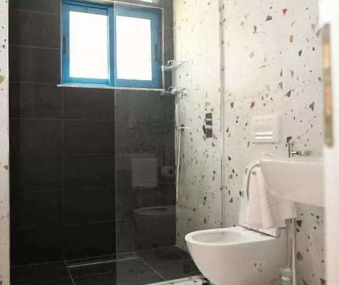 Hotelli Village By The Sea