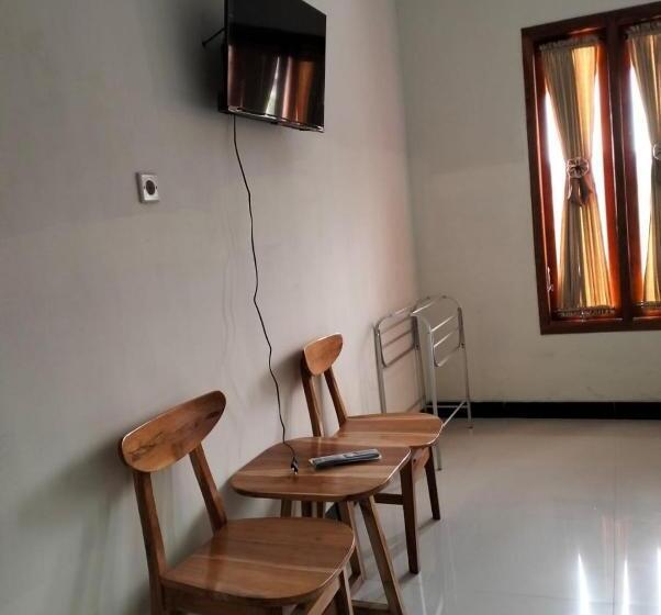 ペンション Bromo Seruni Astungkara Homestay