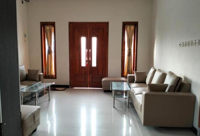 ペンション Bromo Seruni Astungkara Homestay