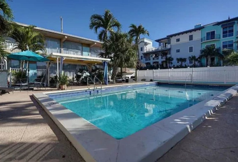 Castle By The Sea Motel