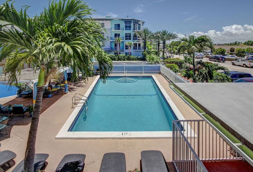 Castle By The Sea Motel