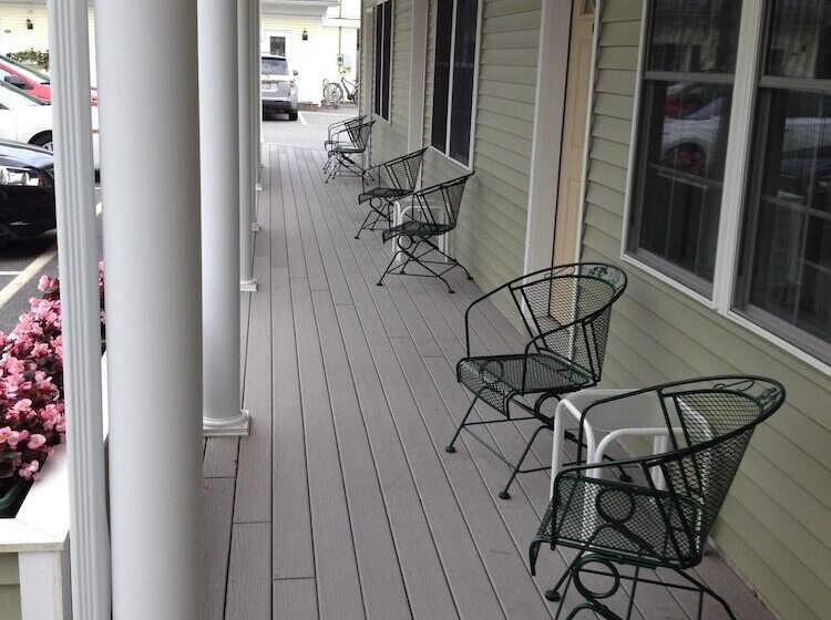 Cromwell Harbor Motel