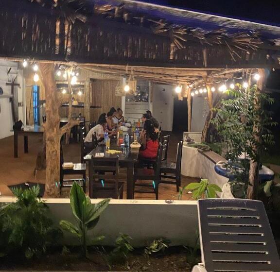 Отель Hibiscus Garden