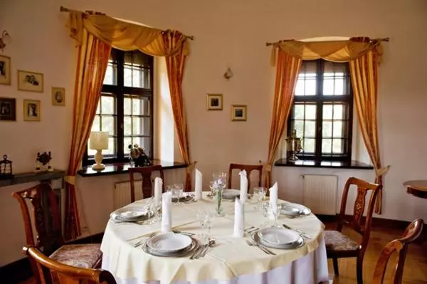 Hotelli Zamek Dobra