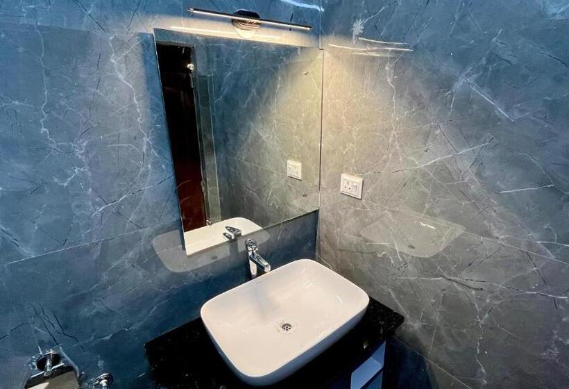 Hotelli Humming Bird By Aaryam