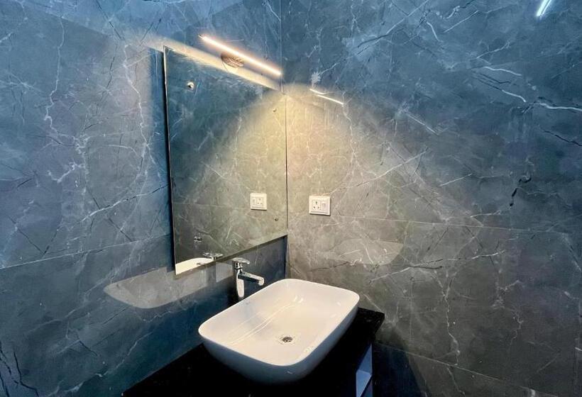 Hotelli Humming Bird By Aaryam