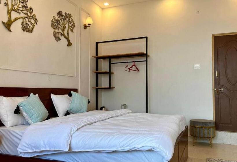 Hotelli Humming Bird By Aaryam