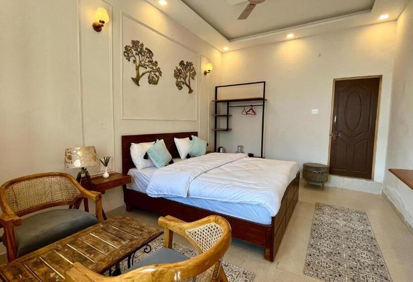 Hotelli Humming Bird By Aaryam