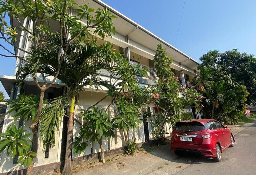 Отель Oyo Life 93258 Kos Sahabat