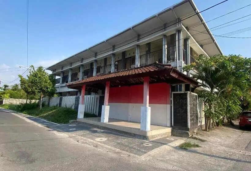 ホテル Oyo Life 93258 Kos Sahabat