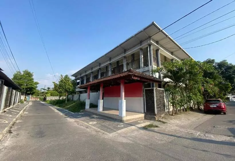 ホテル Oyo Life 93258 Kos Sahabat