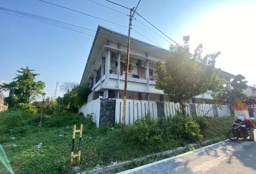 Отель Oyo Life 93258 Kos Sahabat