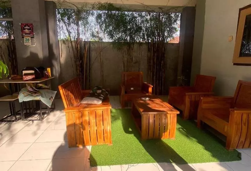 ホテル Oyo Life 93258 Kos Sahabat