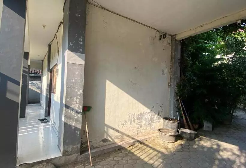 ホテル Oyo Life 93258 Kos Sahabat