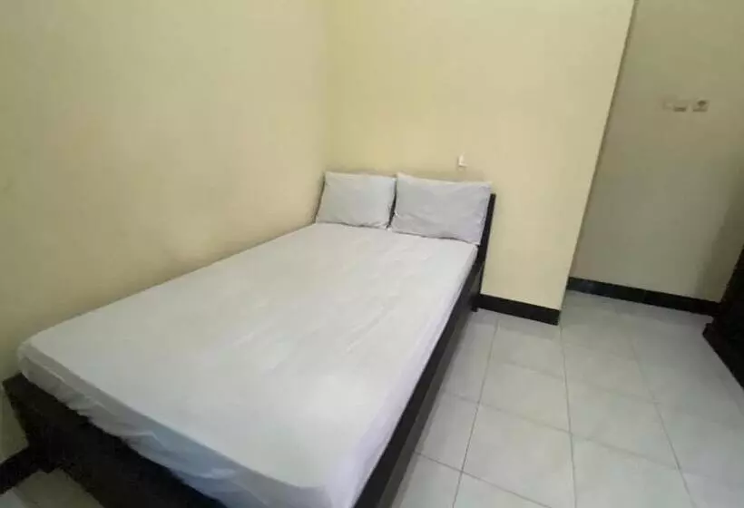 ホテル Oyo Life 93258 Kos Sahabat