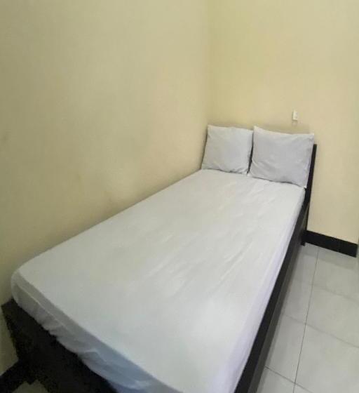 Отель Oyo Life 93258 Kos Sahabat