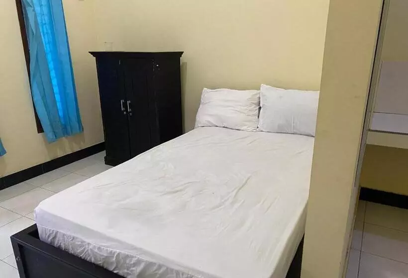 ホテル Oyo Life 93258 Kos Sahabat