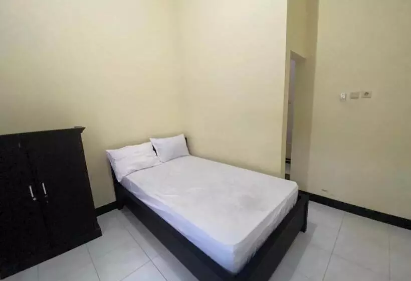 ホテル Oyo Life 93258 Kos Sahabat