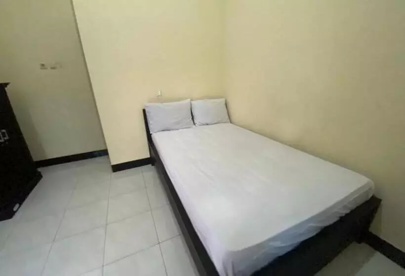 ホテル Oyo Life 93258 Kos Sahabat